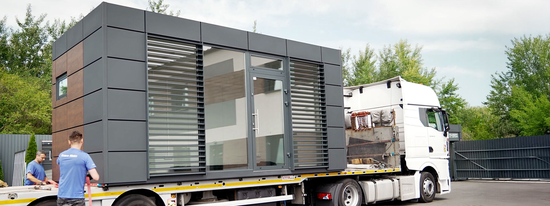 Conteneur modulaire avec façade vitrée livré par camion      