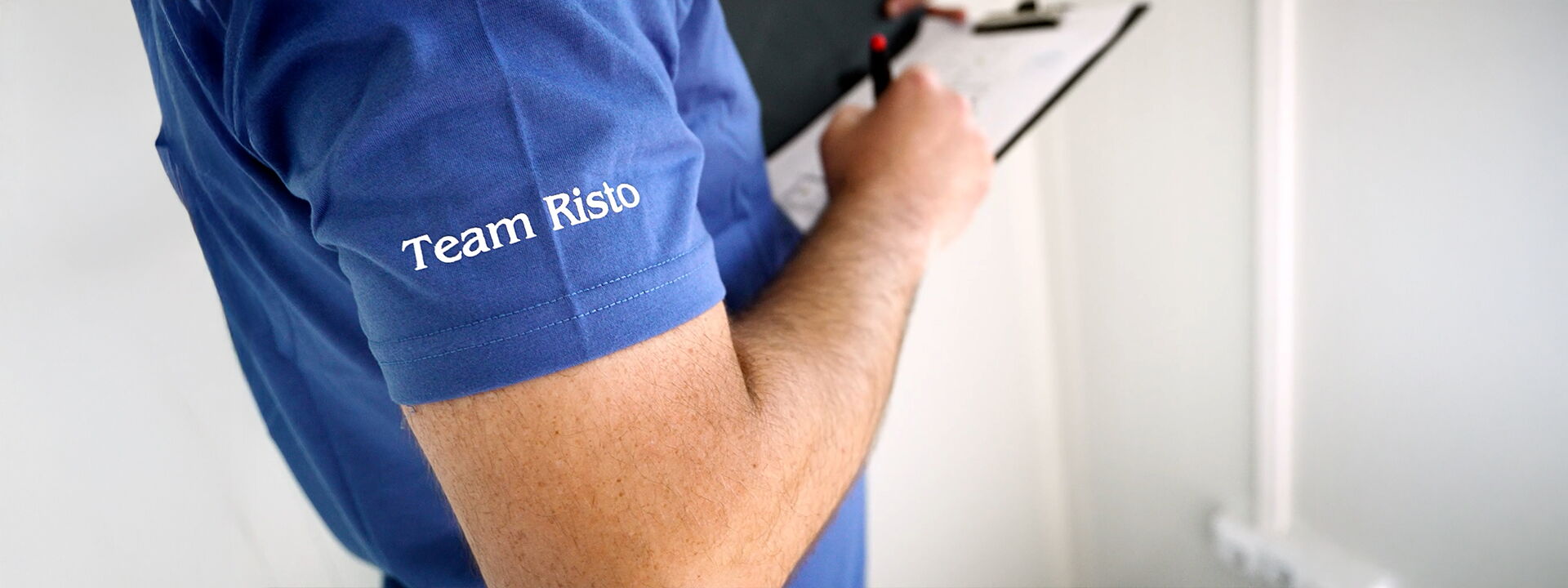 Employé lors du contrôle qualité avec liste de contrôle et inscription Team Risto      