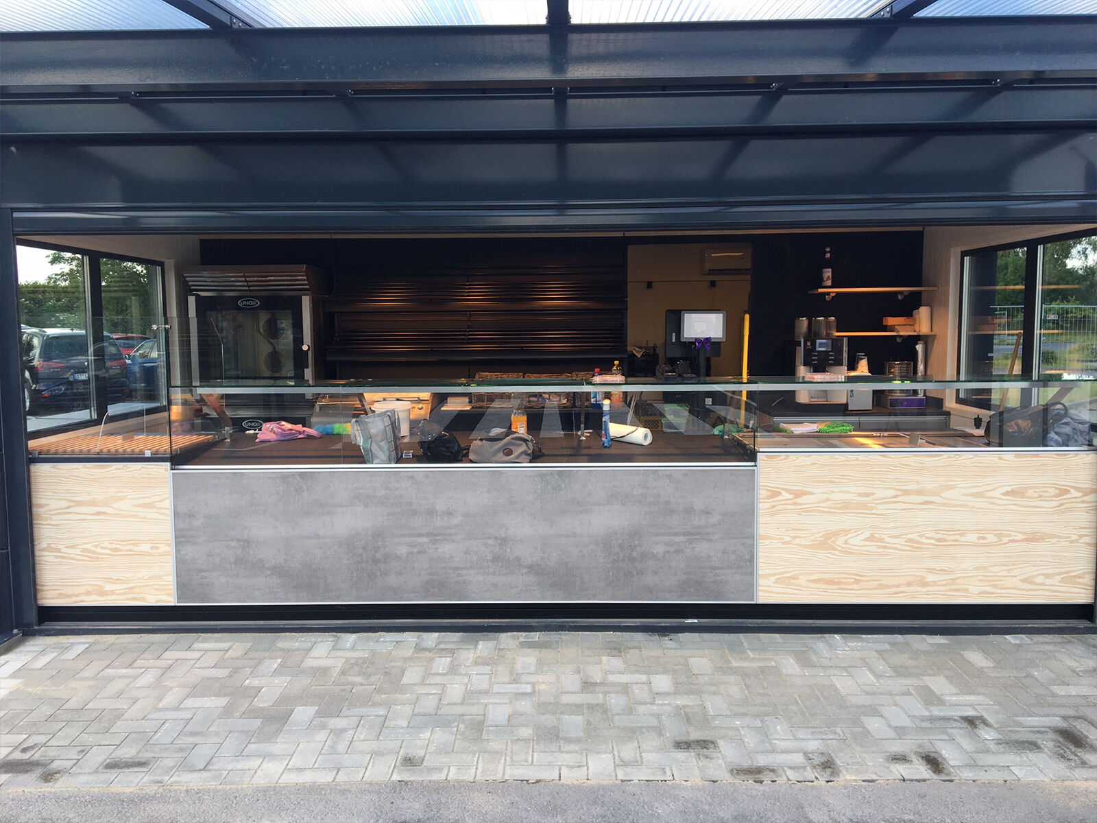 Conteneur de vente boulangerie Lila Bäcker en extérieur      