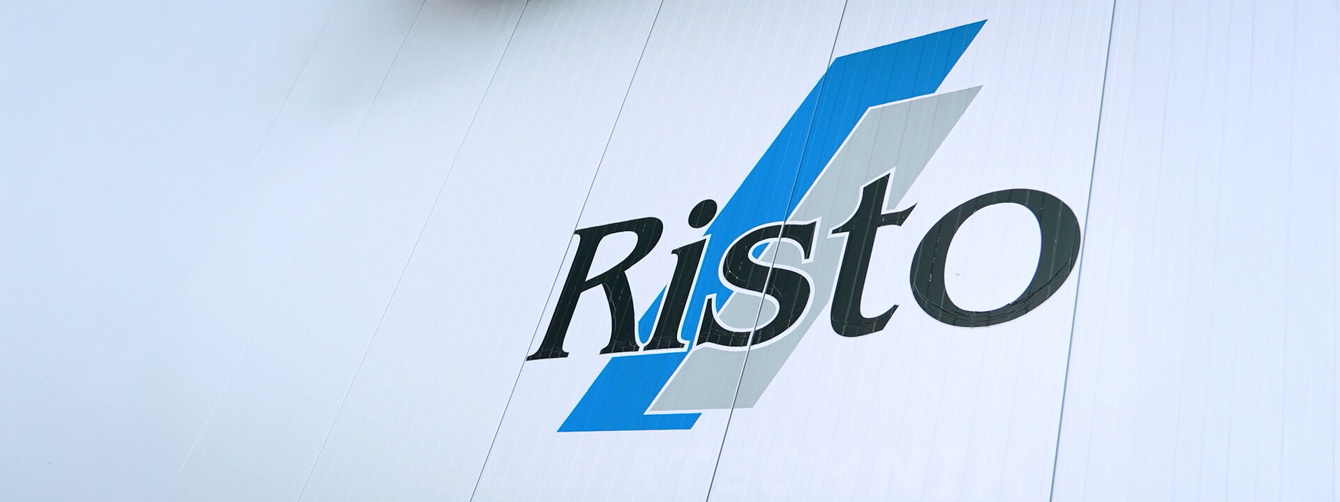 Logo Risto sur la façade extérieure d'un bâtiment d'entreprise      