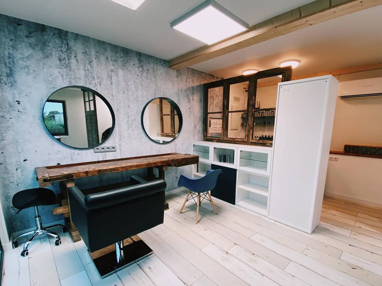 Intérieur de conteneur moderne avec espace de travail et table en bois rustique      